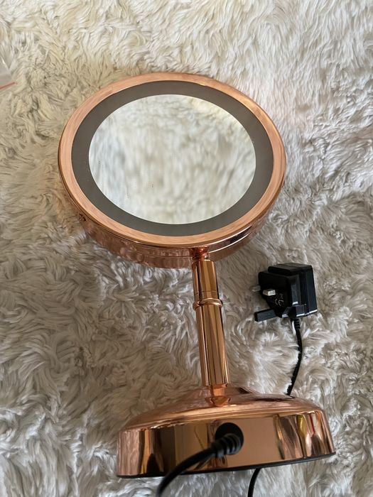 Złote lusterko kosmetyczne z lampką