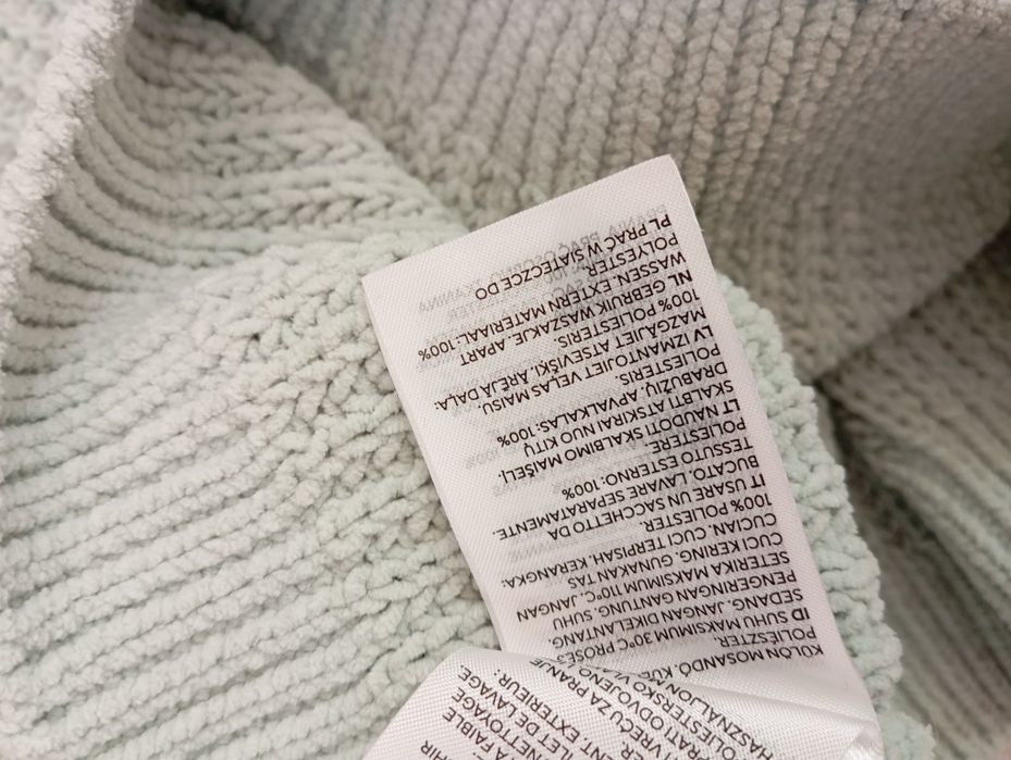 Ażurowy sweterek dla dziewczynki miętowy kolor z kolorowymi  naszywkam