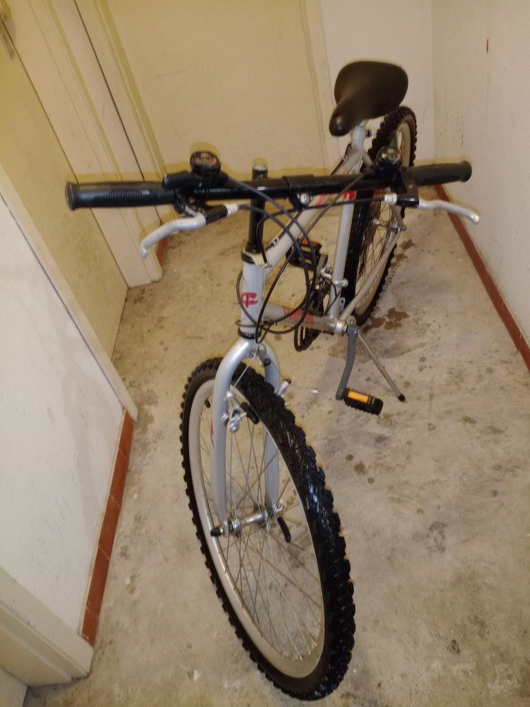 Bicicleta roda 26 85€ excelente tudo original