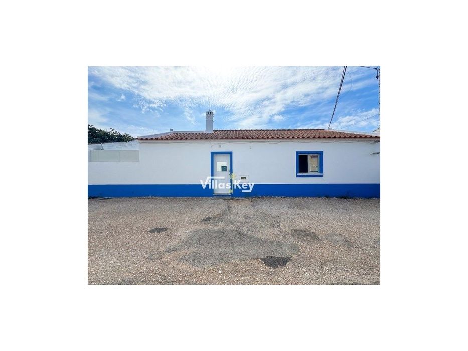 Casa tradicional, com 2 quartos e pequeno quintal, Lagos , Odiaxere.