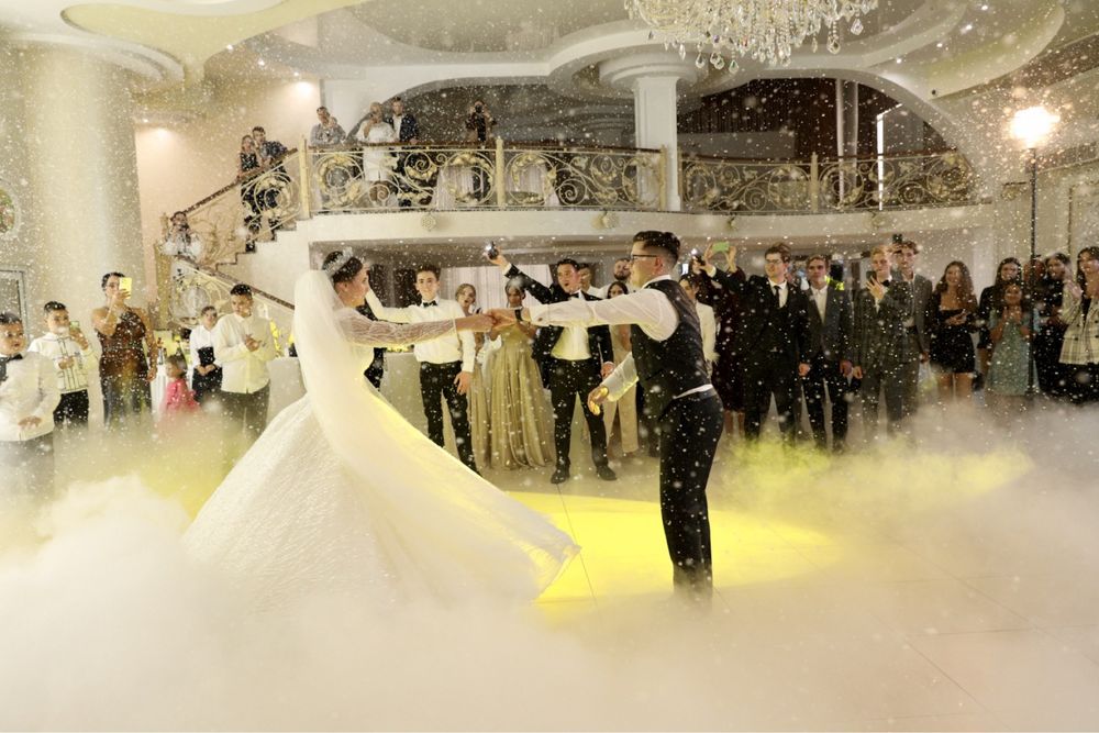 Весільна сукня та шлейф