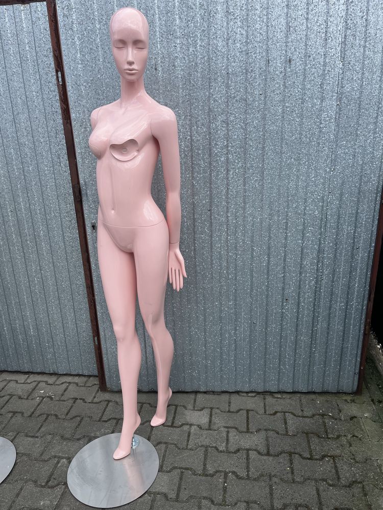 Manekiny siedzące oraz stojące