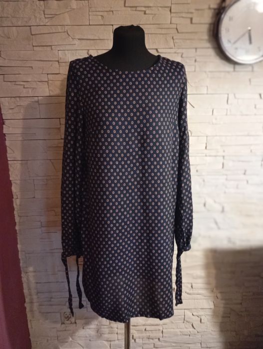 Sukienka elegancka rozmiar 42 
Brak metki będzie to 42
Proszę się suge