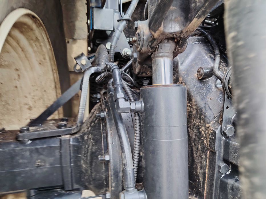 трактор New Holland 7070