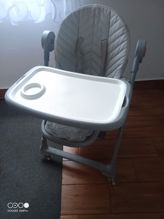 Krzeselko do karmienia z funkcją leżenia