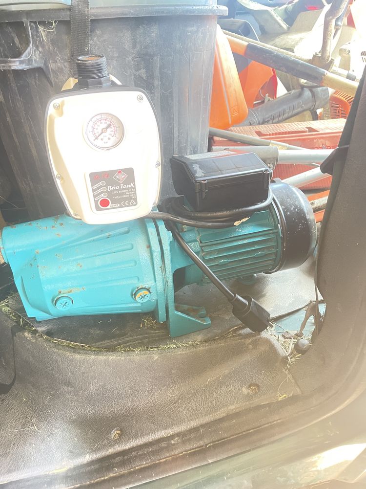 Bomba de água com controlador de pressão