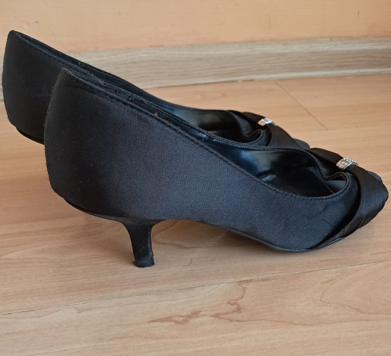 Satynowe buty czółenka na niskiej szpilce odkryte palce rozm. 38
