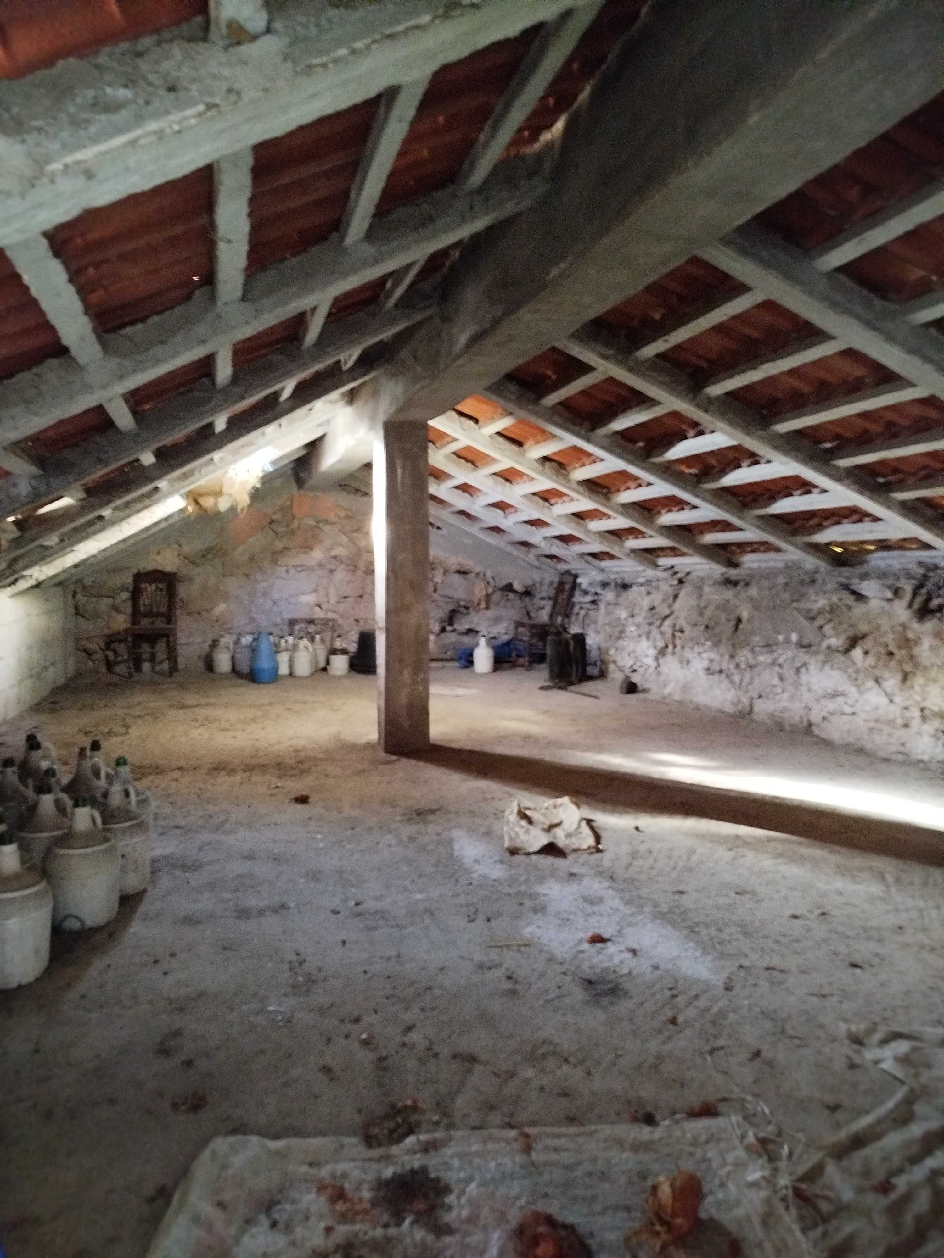 Casa e terreno bem localizado.