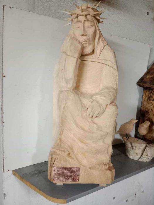 Rzeźbą w  drewnie lipowym