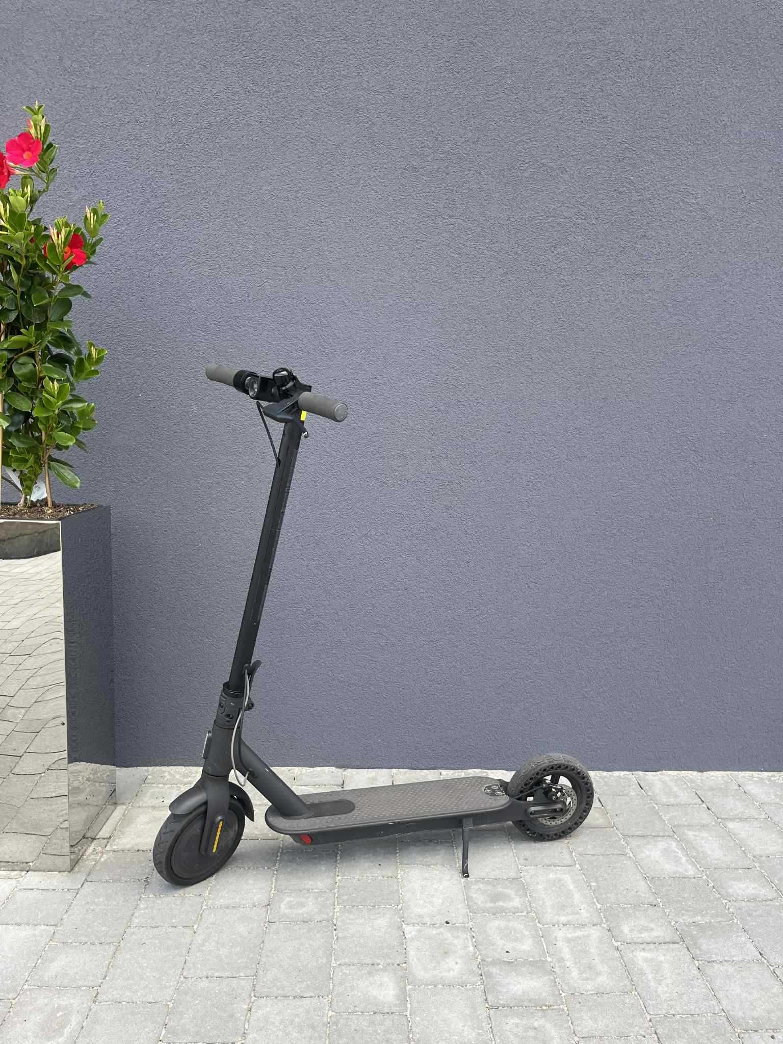 Hulajnoga elektryczna XIAOMI  essential czarna