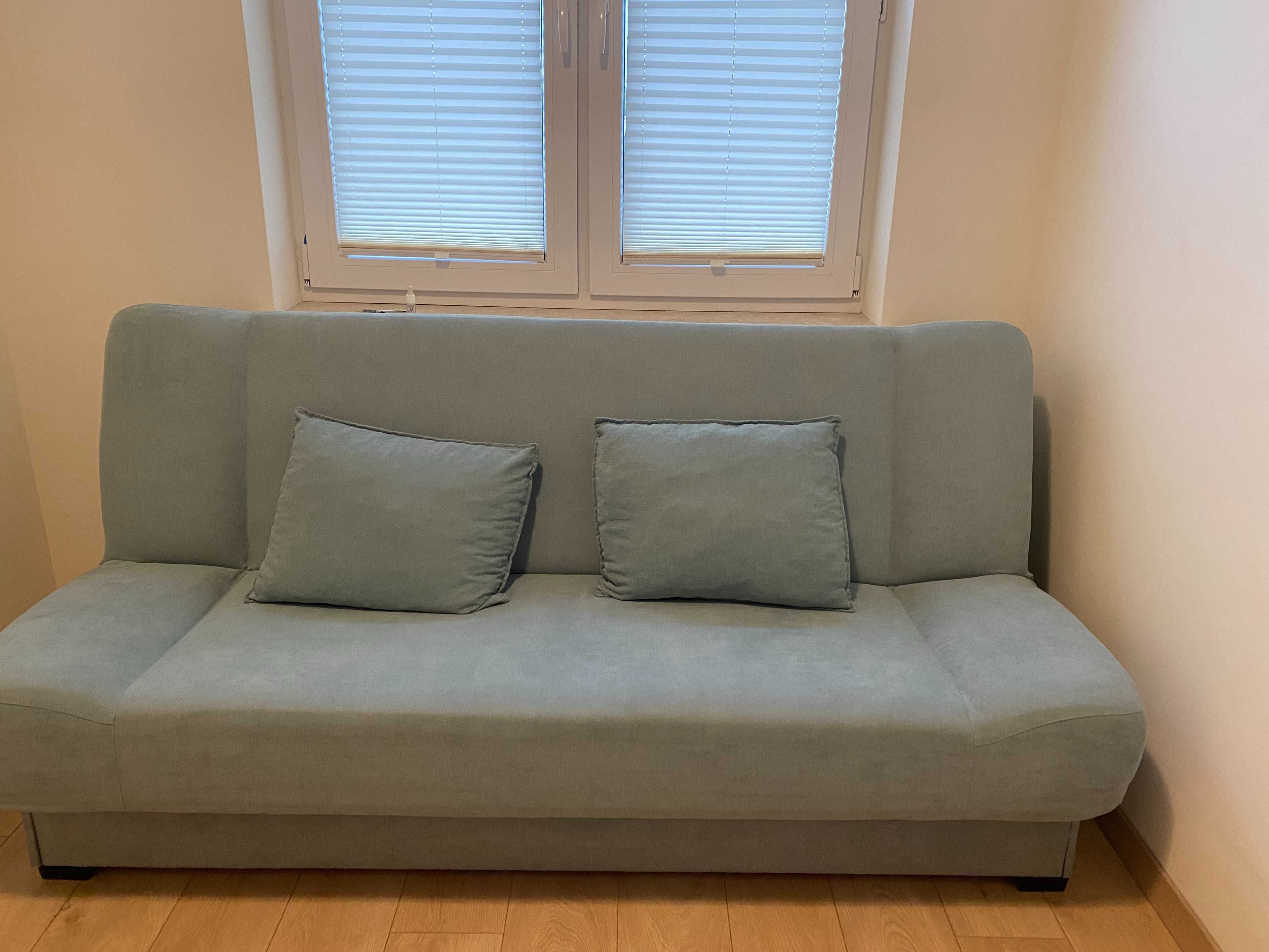 Rozkładana sofa jasno-niebieska