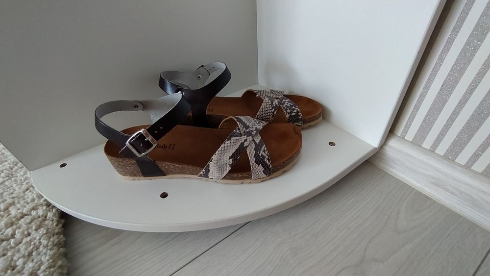 Босоніжки шкіряні .