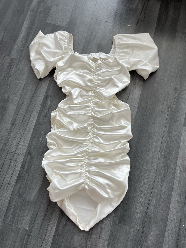 Elegancka sukienka z marszczeniami