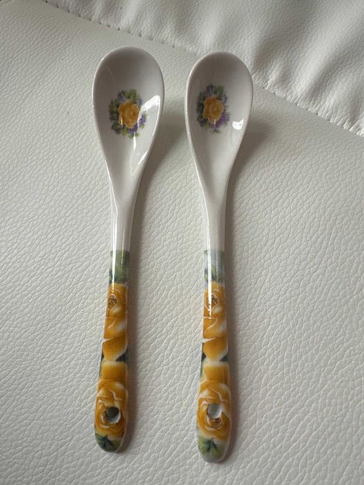 Dwie łyżeczki łyżki w żółte kwiaty