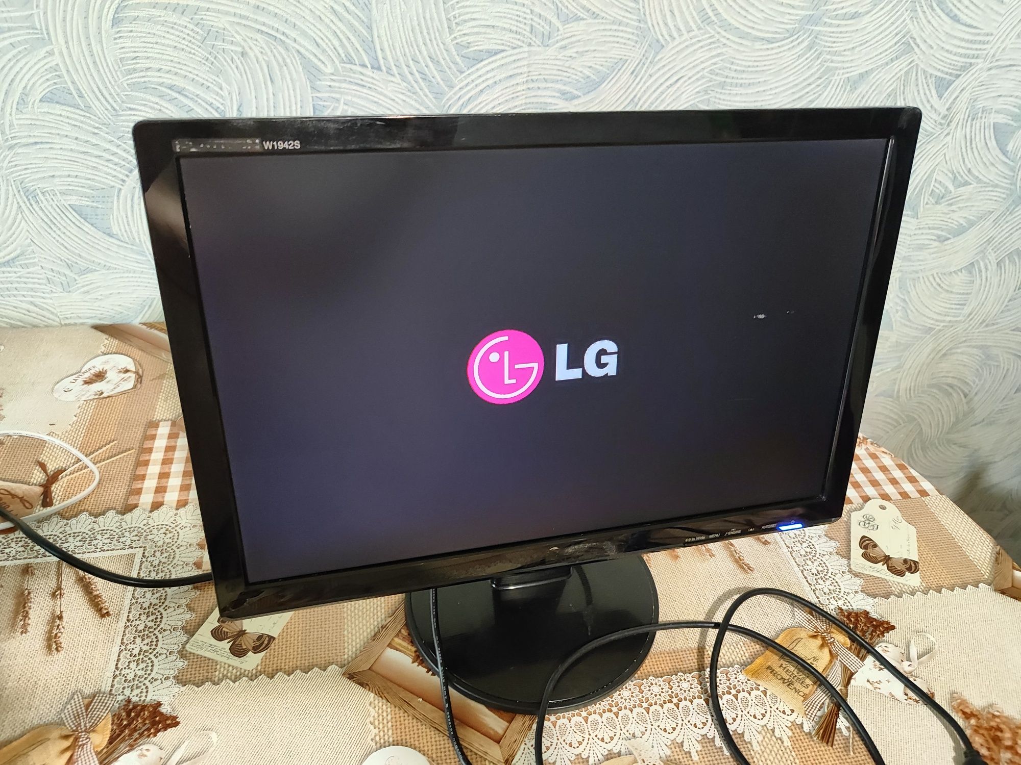 монитор LG б/у продам срочно