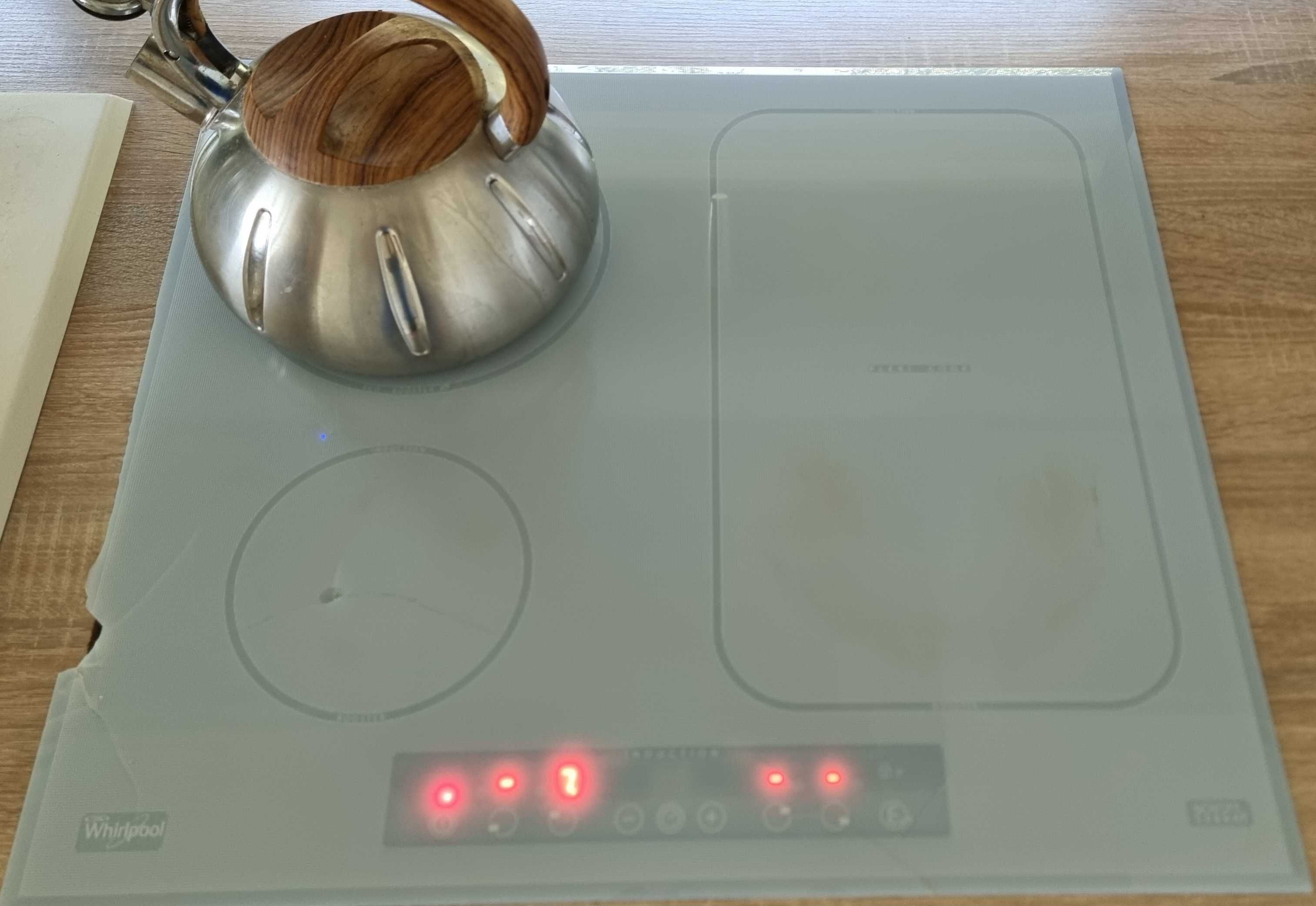 Whirlpool ACM 808 BA WH – płyta indukcyjna, sprawna, pęknięte szkło