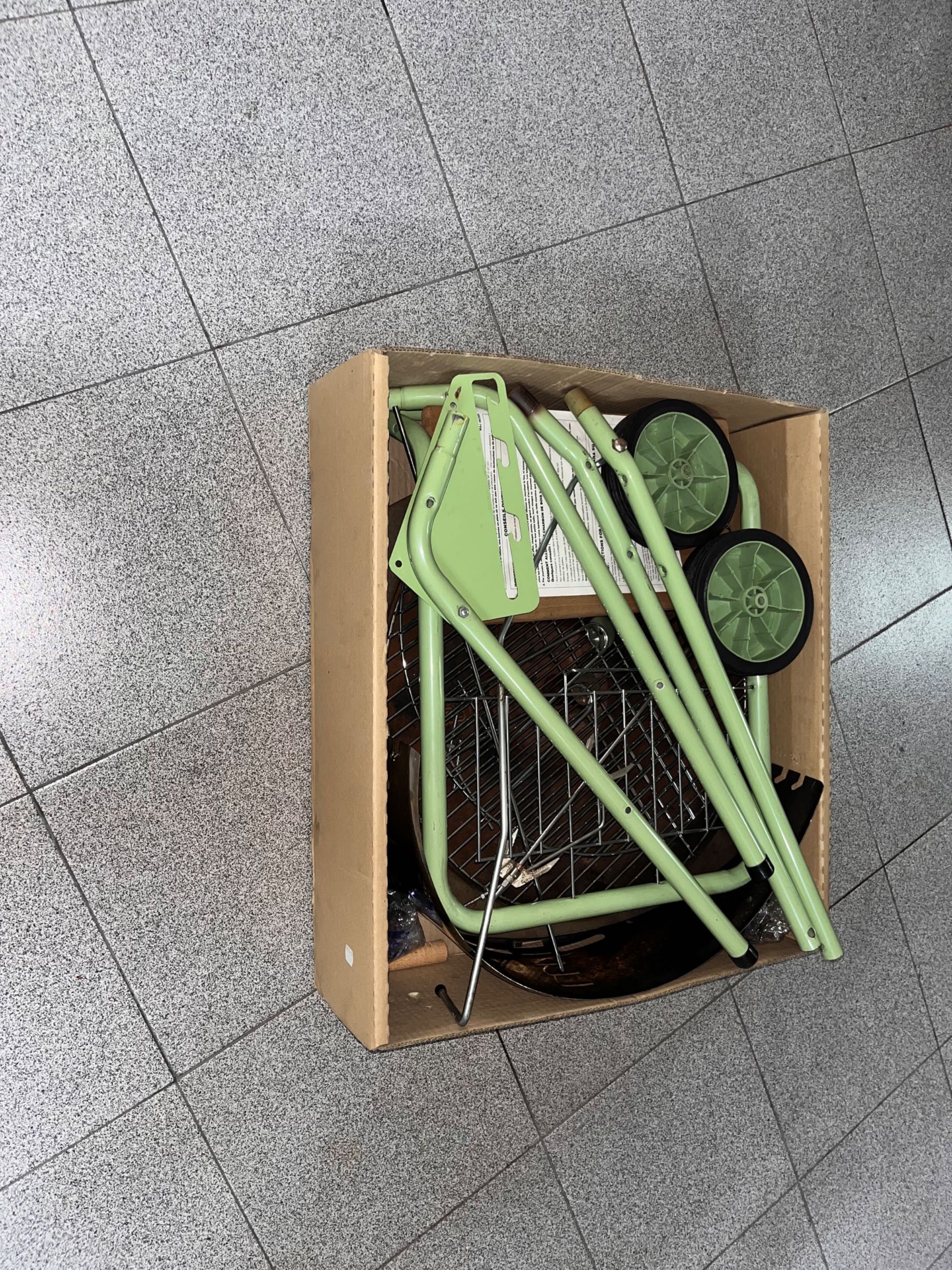 Grelhador novo com bases em ferro fundido e ventilador a pilhas