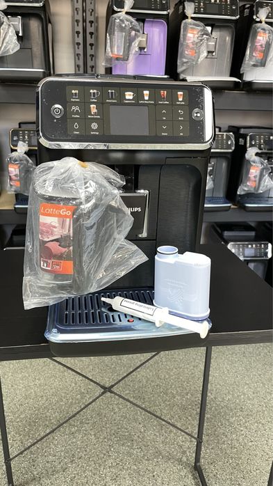 Продам кофемашину Philips 5500,витринный вариант,пробег до 30 порций