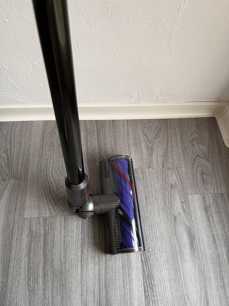 Вертикальный пылесос Dyson V8