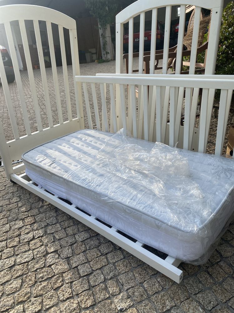 Cama de bebé (Grades) com colchão