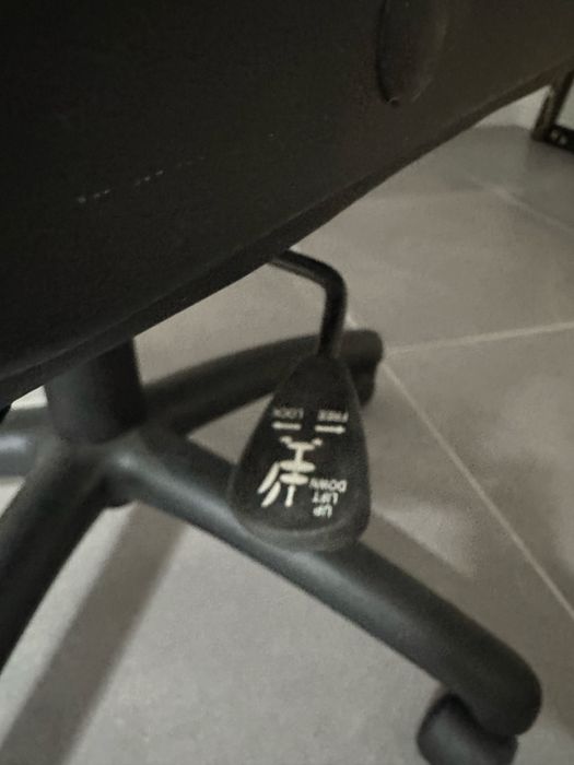 UMA cadeira do escritorio muito bom estado