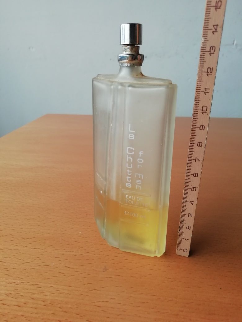 Conjunto de frascos de perfume usados.
