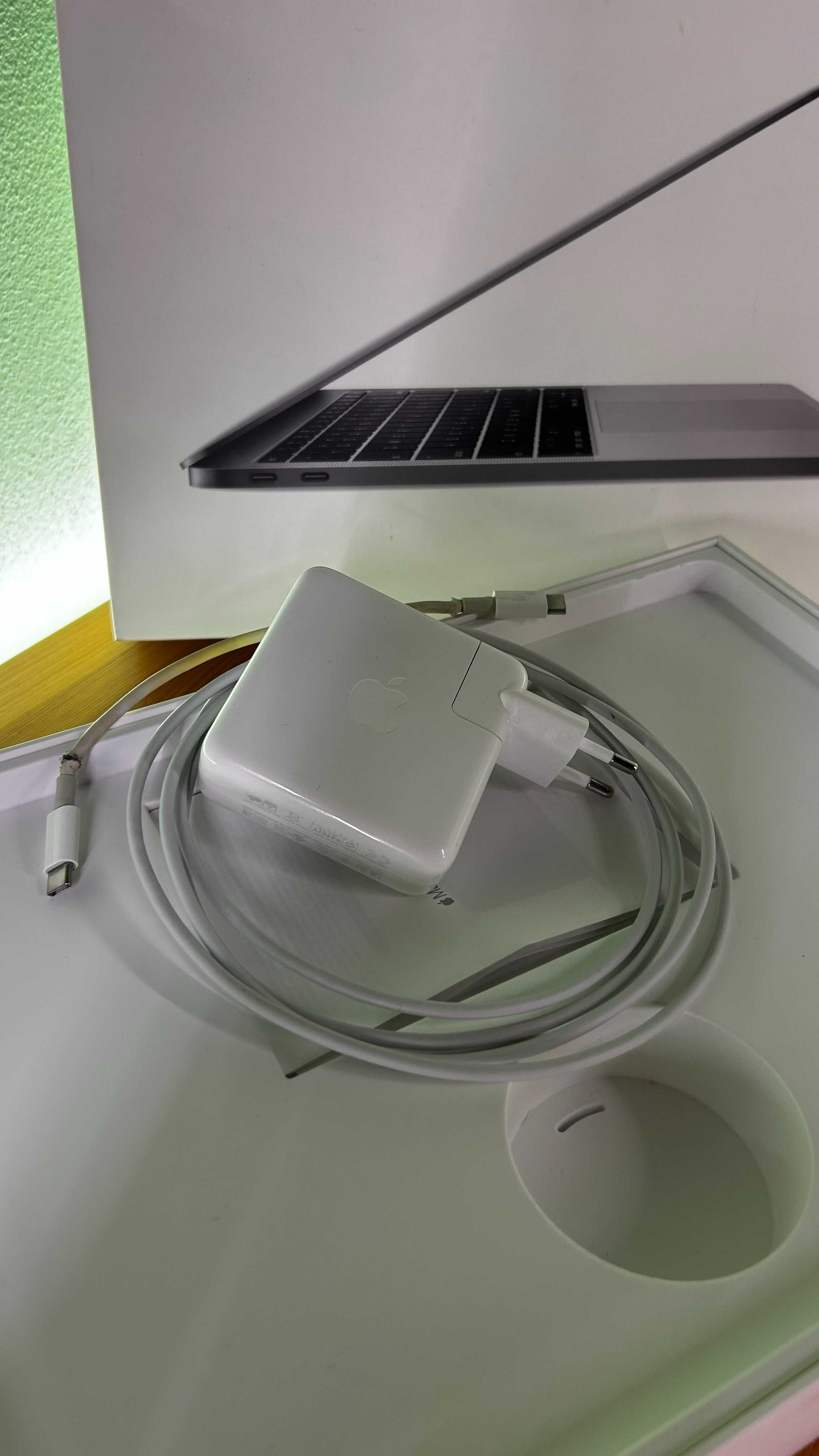 MacBook Pro 2017 13" i5 8Gb 256Gb - Cinzento Claro