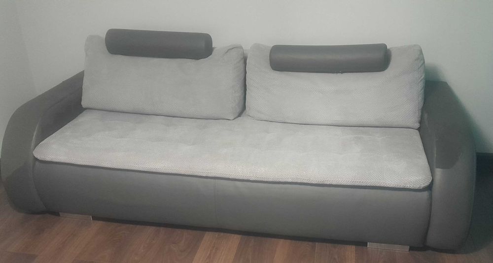 Rozkładana sofa z pojemnikiem na pościel.