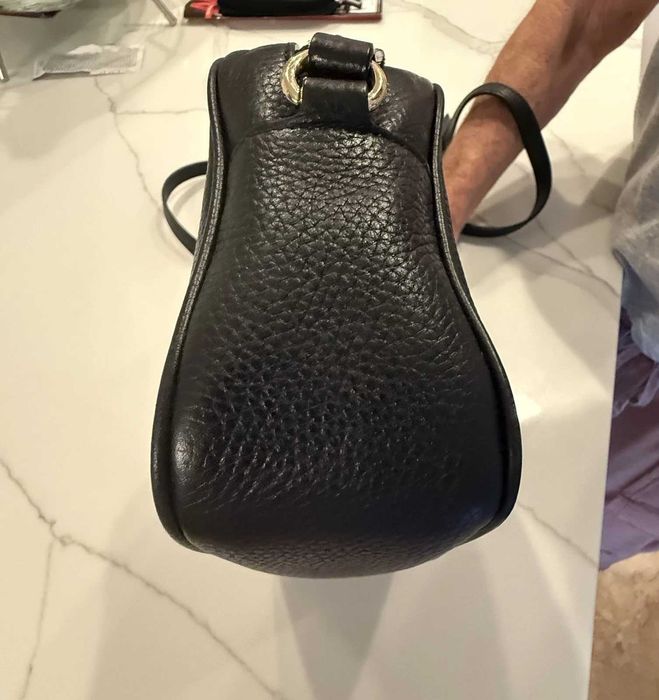Bolsa pequena Gucci em pele preta, estilo câmara, nova e autêntica.