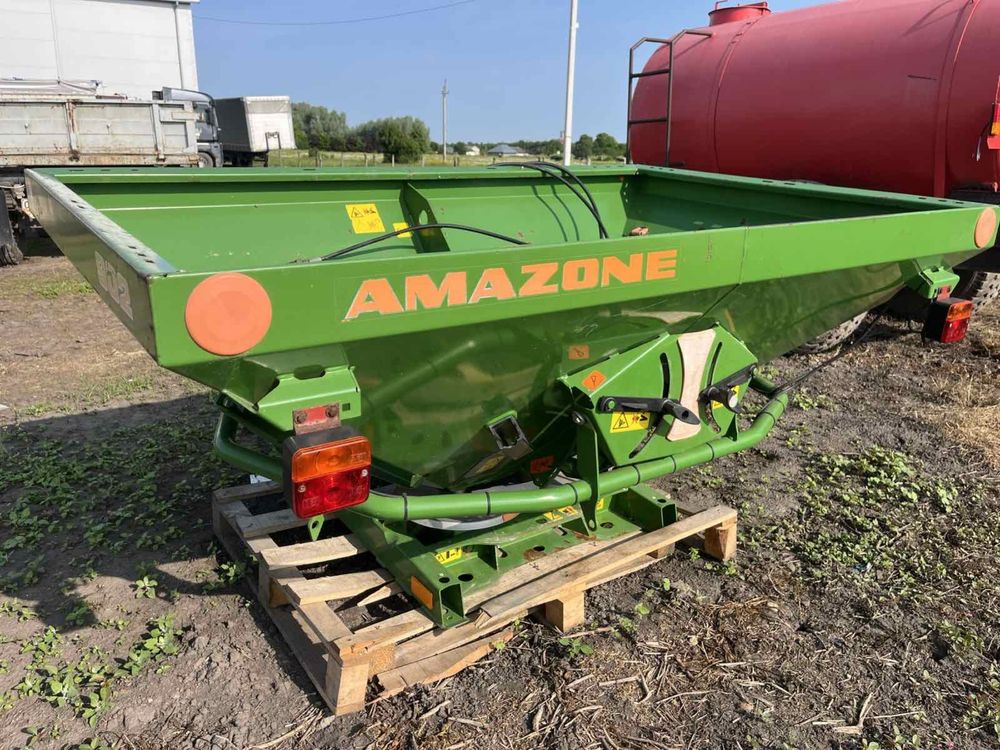 Розкидач міндобрив Amazone на 1 тону