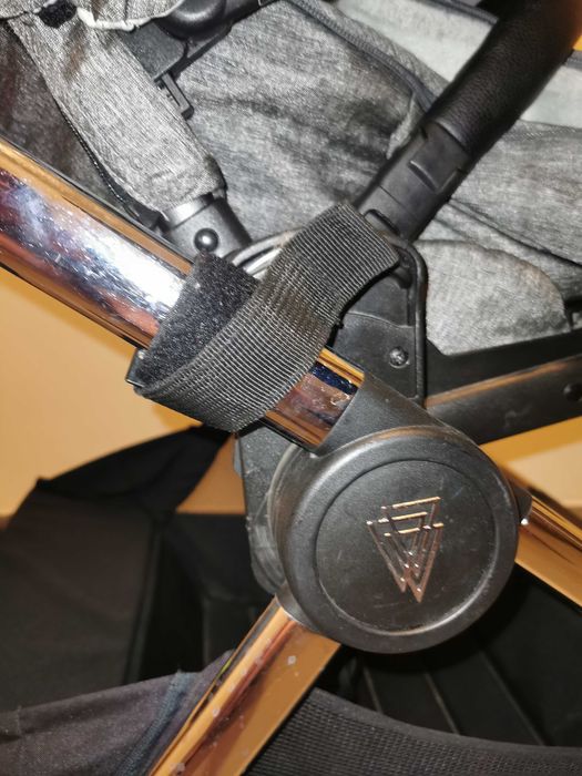 Wózek spacerowy venicci tinum 2.0 składa się jedną ręką