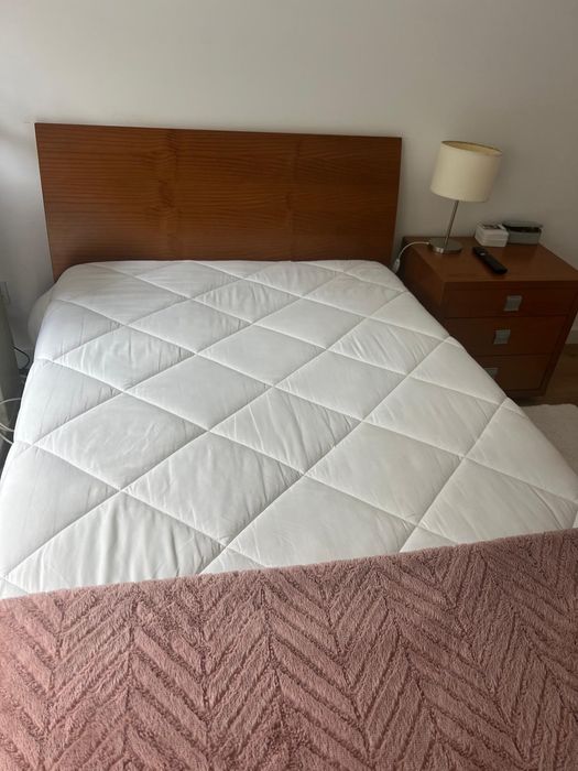 Cama + mesinha+ puff