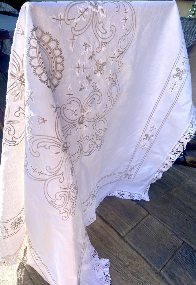 Obrus biały bawełniany z haftem i koronką