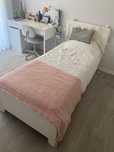 Cama individual com colchão ortopédico