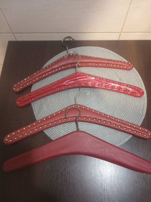 Wieszaki nas ubrania PRL skórzane