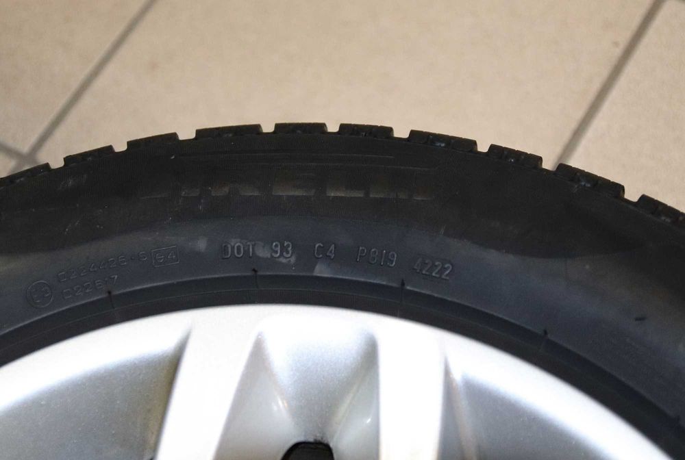 225/60 R17 Pirelli Sottozero Run Flat z felgami aluminiowymi.