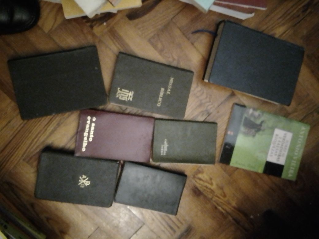 Livros Religiosos de outrora antigos dificeis encontrar eoutro Desde3E