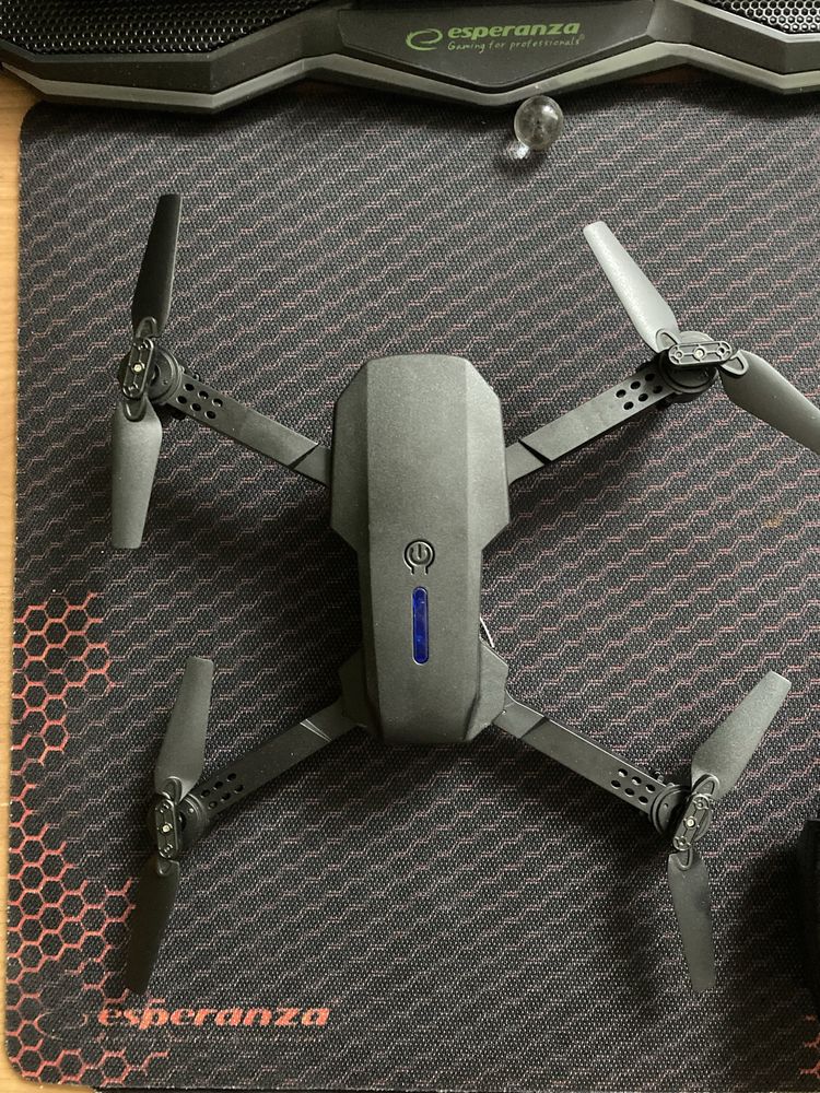 Dron E88 wyposażony w 2 kamerki full HD