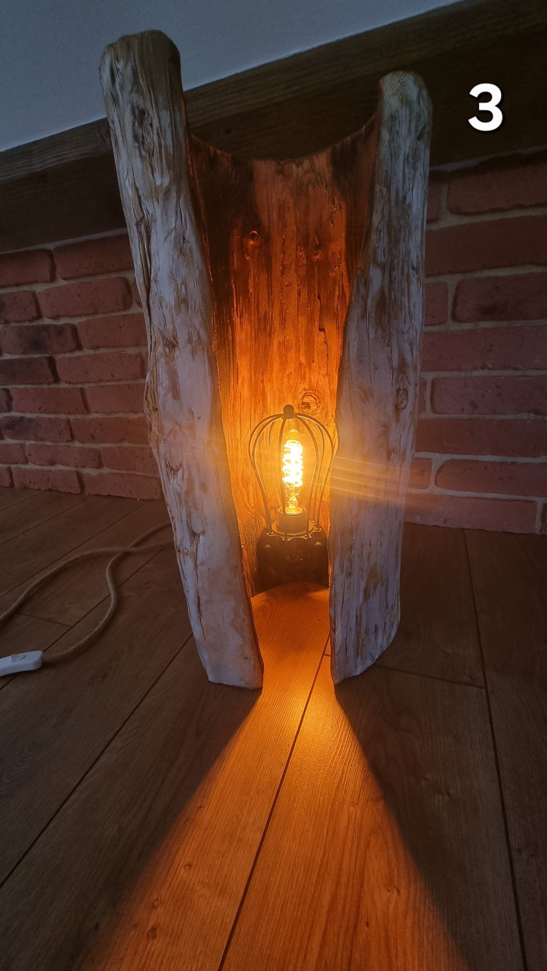 Drewniana lampa podłogowa