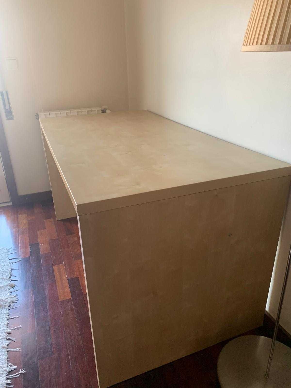 Secretária Ikea em bom estado