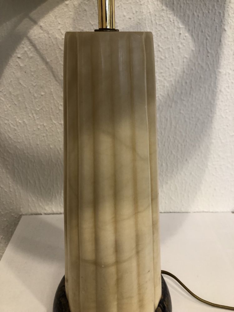 Candeeiro de mesa em mármore