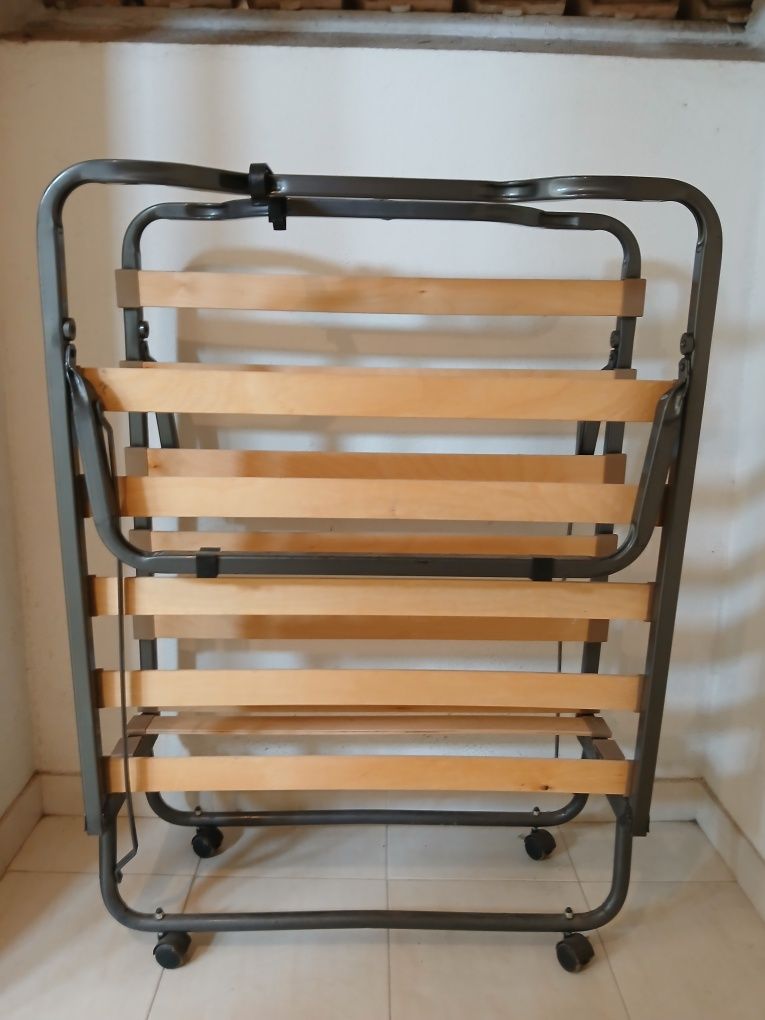 Vendo divã com rodas individual sem colchão