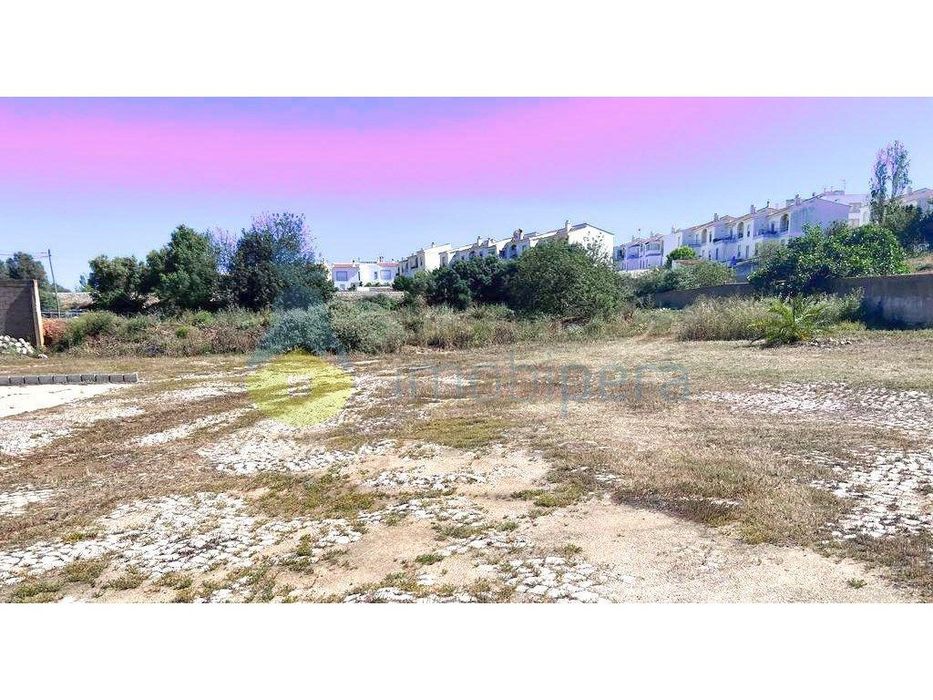 Armazém e atividade industrial de salinhas está localizado em um ba...