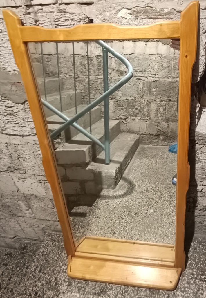 Lustro w drewnianej ramie z półką