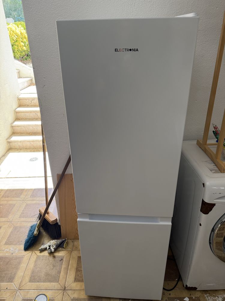 Frigorifico eletronia como novo 6 meses de uso ainda com garantia…