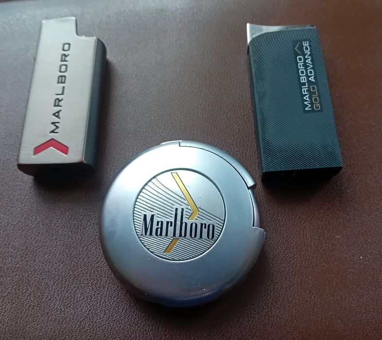 Dwie zapalniczki Marlboro plus etui