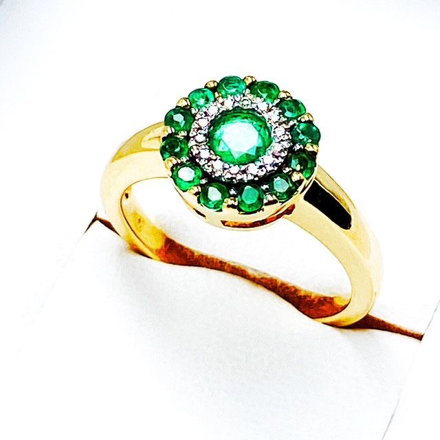 Золотое кольцо с изумрудами