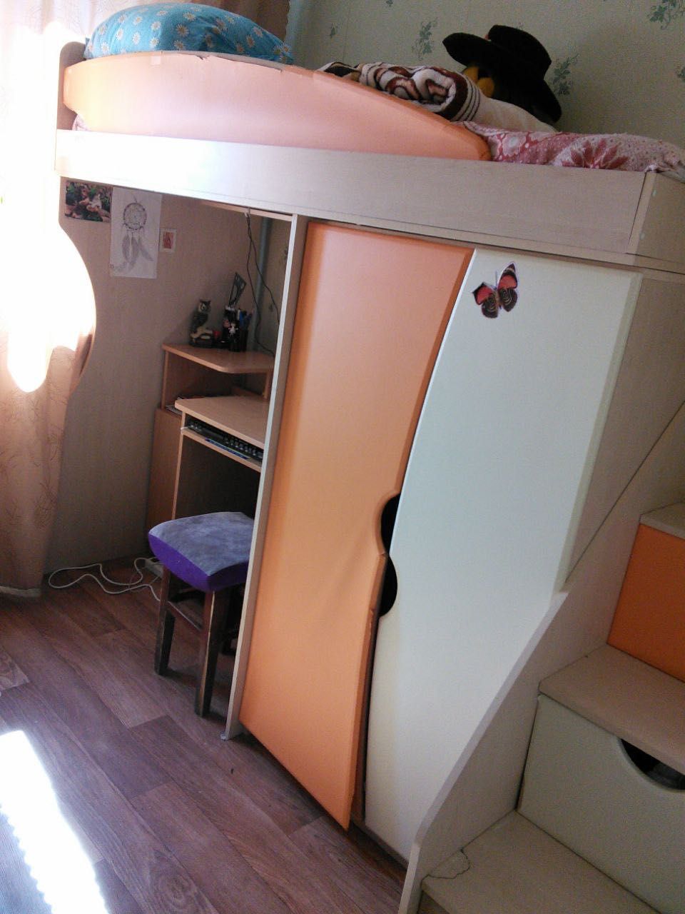 Компактне двохярусне ліжко для дитячої із шафою та сходами. Лебедин