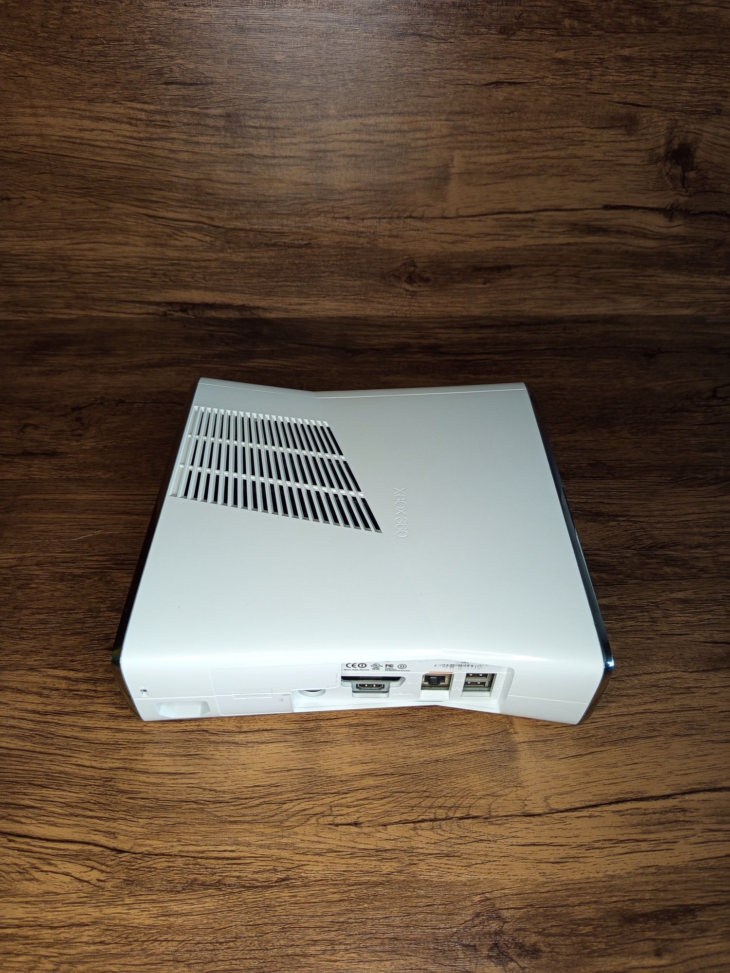 Xbox 360 Slim Limitowana Edycja 320GB + 3 pady + Kinect + 35 gier
