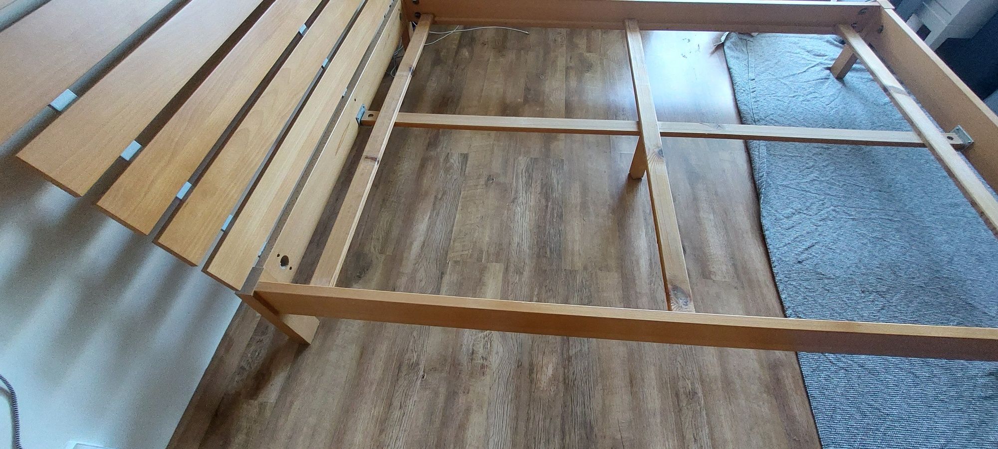 Cama de madeira 2m x 1.40m c/ mesas de cabeceira